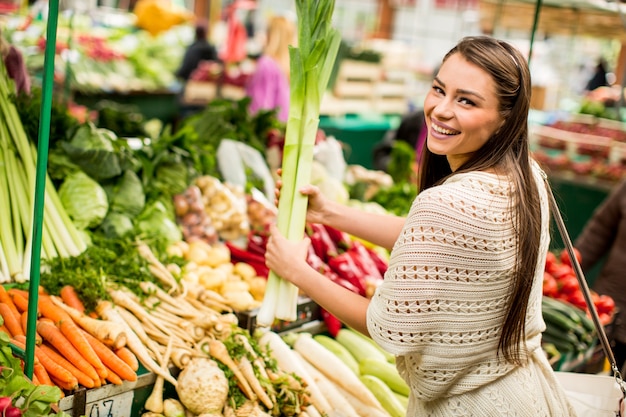 Jeune femme sur le marché