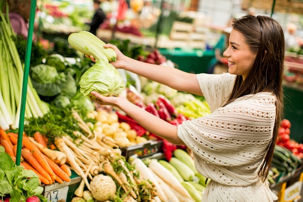 Jeune femme sur le marché