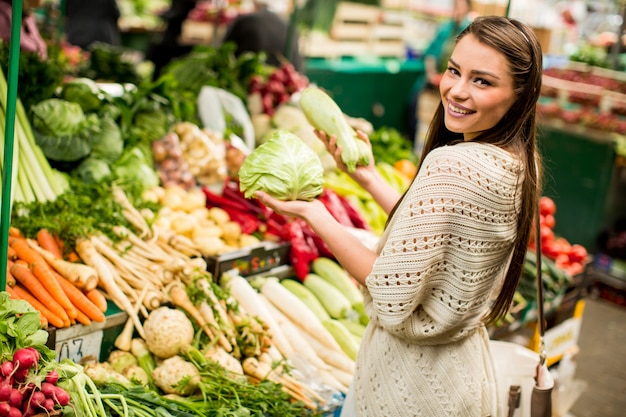 Jeune femme sur le marché