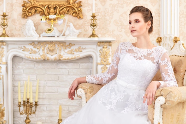 Jeune femme mariée assise sur une chaise dans la chambre hivernale