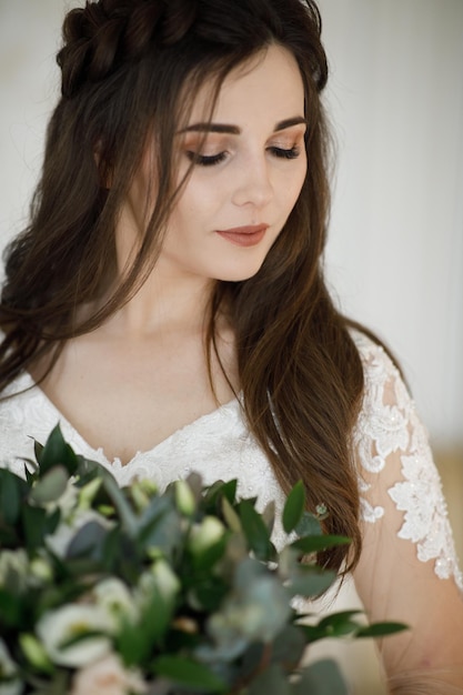 jeune femme mariée essayant une robe de mariée au mariage moderne, heureuse et souriante