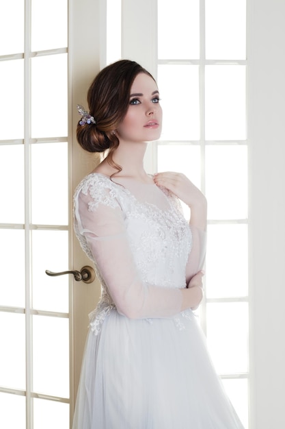 Jeune femme mariée avec maquillage et coiffure de mariée fashion portrait