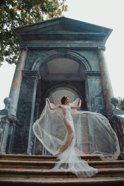 Jeune femme mariée posant dans une belle robe