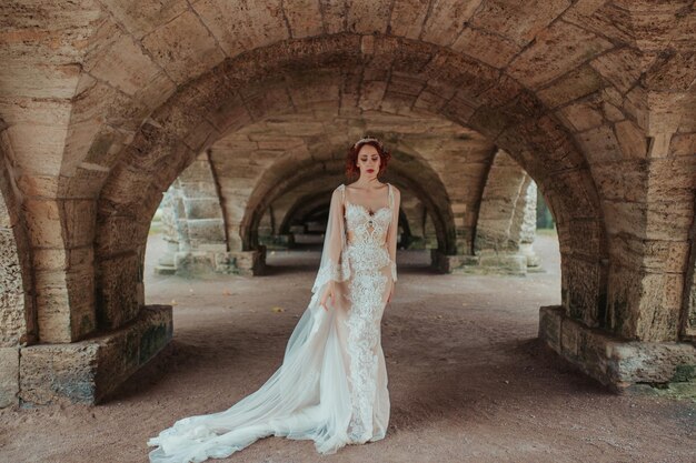 Jeune femme mariée posant dans une belle robe