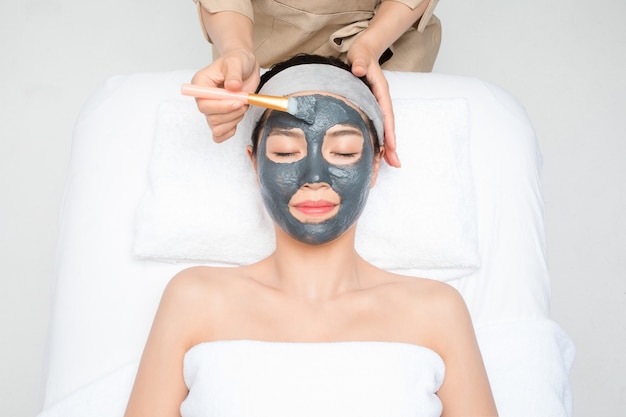 Jeune femme, à, masque facial, dans, salon beauté