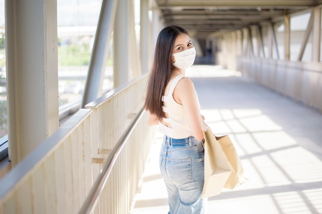 Jeune femme, à, masque facial, est, debout, extérieur, ville