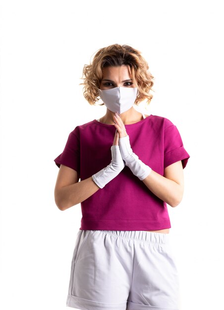 Jeune femme avec masque facial et vêtements de sport