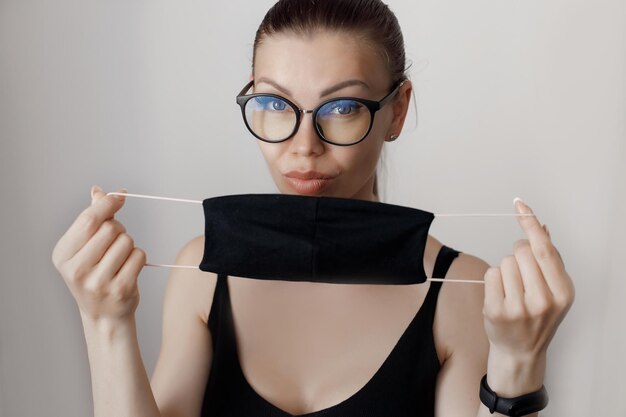 jeune femme avec masque intérieur