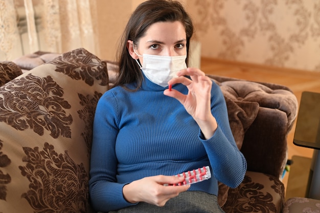 Jeune femme avec un masque pour la protéger du virus Corona