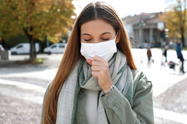 Jeune femme, à, masque protecteur