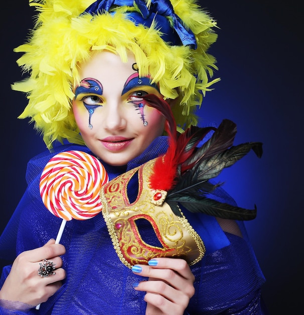 Photo jeune femme avec masque