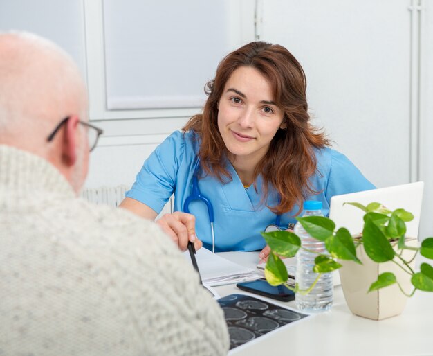 Jeune femme médecin au bureau avec sa patiente