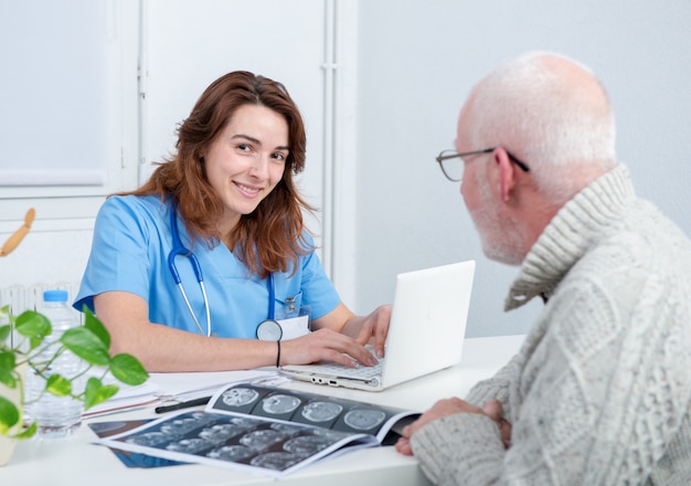 Jeune femme médecin au bureau avec sa patiente