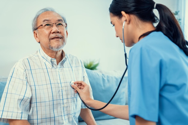 Jeune femme médecin bienveillante examinant sa patiente âgée satisfaite