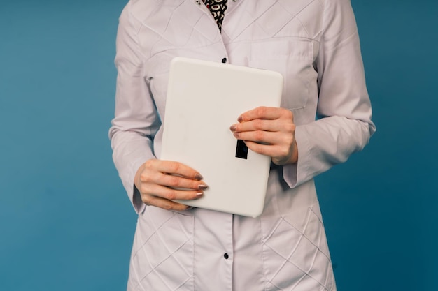 Jeune femme médecin en blouse blanche, tourné en studio