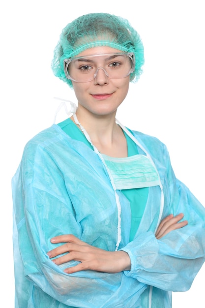 Jeune femme médecin chirurgien debout avec les bras croisés et souriant. Isolé.