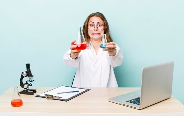 Jeune femme médecin avec un concept scientifique de microscophe