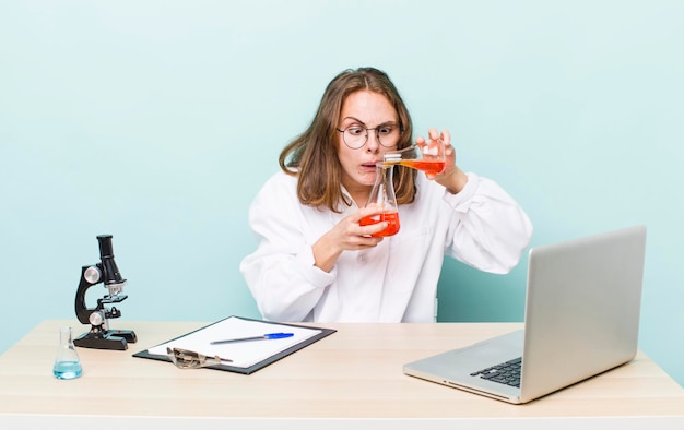 Jeune femme médecin avec un concept scientifique de microscophe