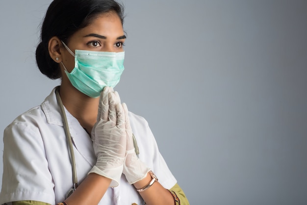 Jeune femme médecin faisant Namaste à cause de l'épidémie de COVID-19. Nouveau message d'accueil pour éviter la propagation du coronavirus au lieu de le saluer avec un câlin ou une poignée de main.