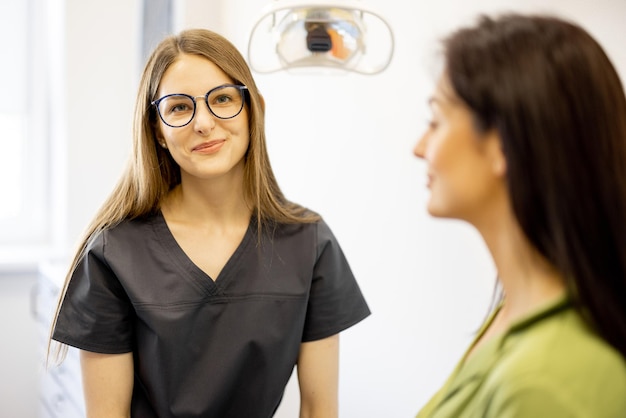 Jeune femme médecin avec une femme au bureau