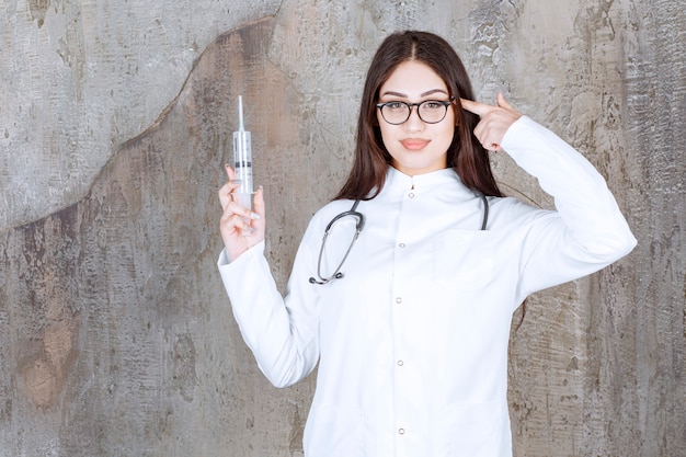 La jeune femme médecin a une idée