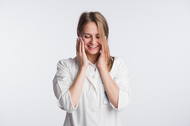 Une jeune femme médecin ou infirmière est choquée