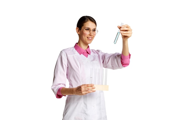 Jeune femme médecin infirmière tenant des tests médicaux de tube de laboratoire isolés sur fond blanc santé