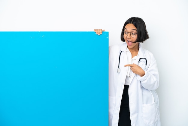 Jeune femme médecin métisse avec une grande pancarte isolée ayant l'intention de réaliser la solution tout en levant un doigt vers le haut