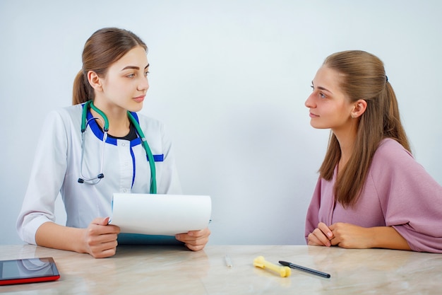 Jeune femme médecin avec un patient