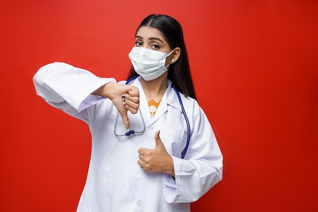 jeune femme médecin portant un masque, un manteau et un stéthoscope autour du cou modèle pakistanais indien