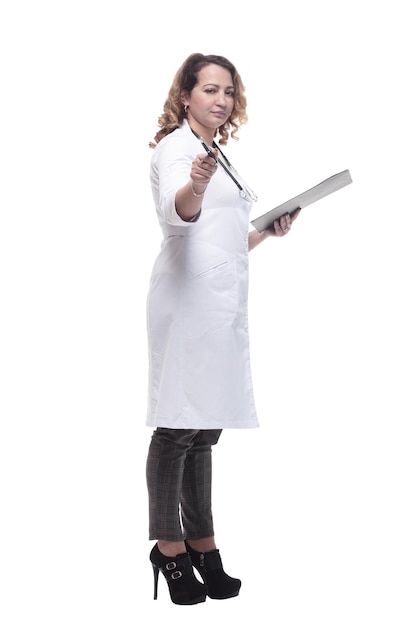 Jeune femme médecin avec presse-papiers isolé sur un blanc