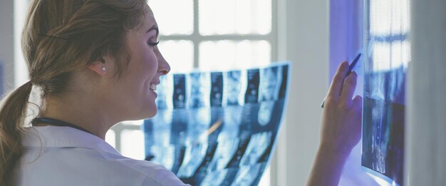 Jeune femme médecin professionnelle examinant les patients xray