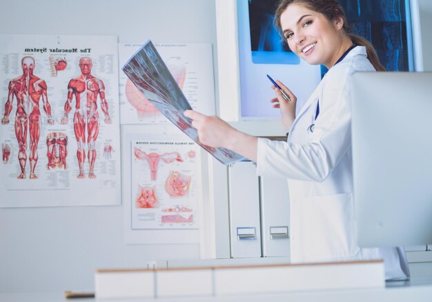 Jeune femme médecin professionnelle examinant les patients xray