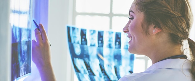 Photo jeune femme médecin professionnelle examinant les patients xray