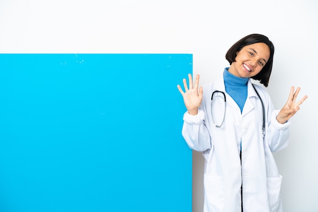 Jeune femme médecin de race mixte avec une grande pancarte isolée sur fond blanc comptant huit avec les doigts