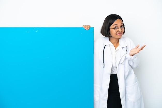 Jeune femme médecin de race mixte avec une grande pancarte isolée sur fond blanc heureux et souriant