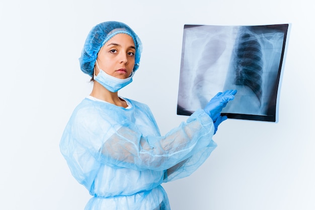 Jeune femme médecin de race mixte tenant une scintigraphie osseuse isolée