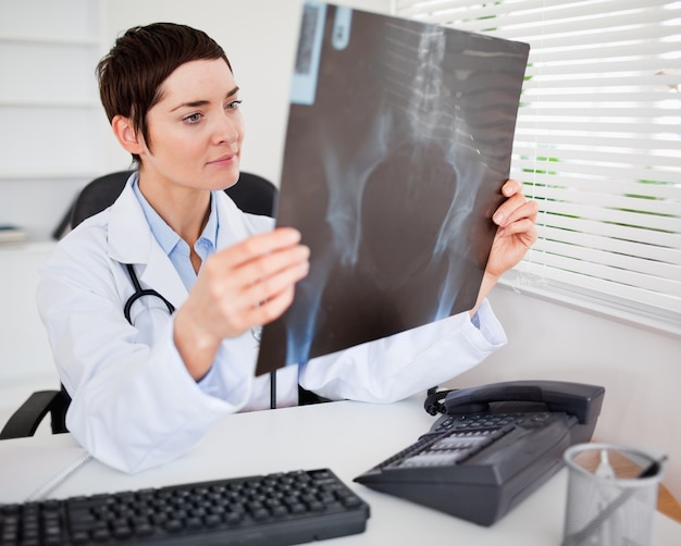 Jeune femme médecin regardant la radiographie