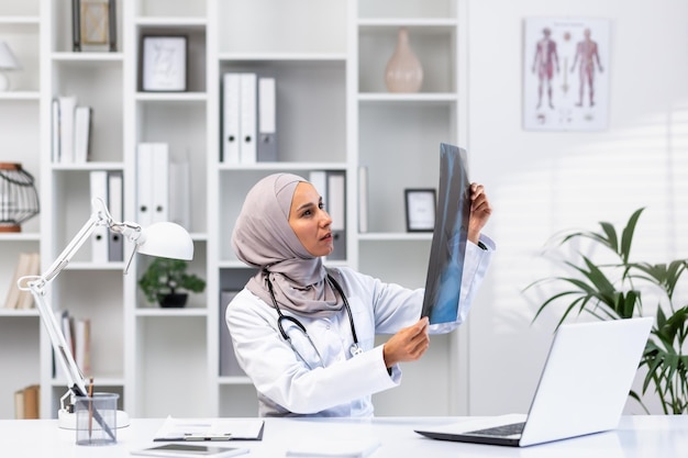 Jeune femme médecin réussie en hijab travaillant dans une clinique à l'intérieur d'un cabinet médical femme musulmane est