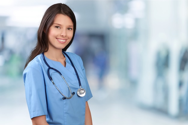 Jeune femme médecin séduisante jeune adulte salle d'urgence chambre d'hôpital