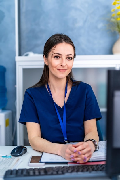 Photo jeune femme médecin sérieuse et compétente regardant la caméra au cabinet du médecin