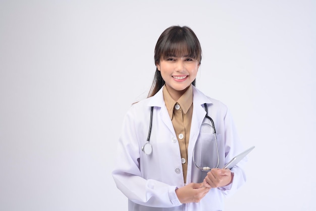 Une jeune femme médecin avec stéthoscope sur fond blanc