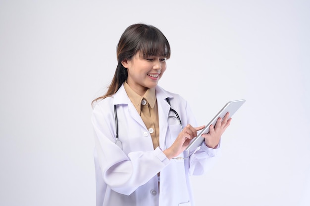 Une jeune femme médecin avec stéthoscope sur fond blanc