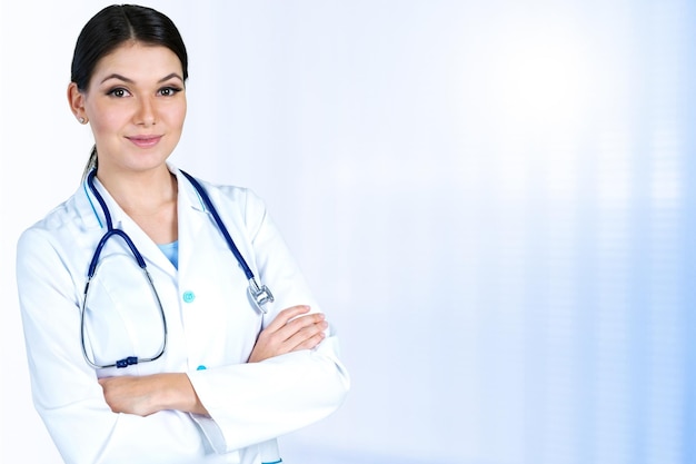 Jeune femme médecin avec stéthoscope sur fond