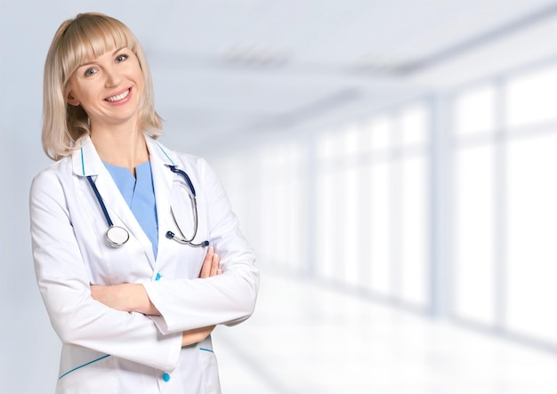 Jeune femme médecin avec stéthoscope sur fond