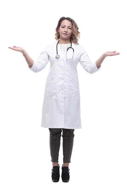 Jeune femme médecin avec un stéthoscope isolé sur un blanc