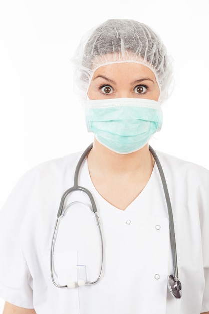 Jeune femme médecin avec stéthoscope et masque