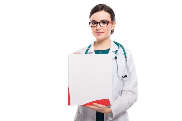 Jeune femme médecin, à, stéthoscope, tenue, liant, dans, elle, mains, dans, uniforme blanc