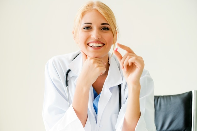 Jeune femme médecin tenant une pilule de médecine à la main. Concept médical de soins de santé.