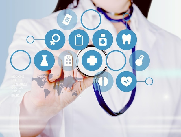 Jeune femme médecin tenant un stéthoscope